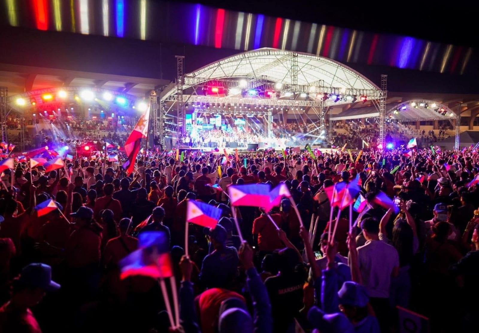 Crowd raises Philippine flags in the Bagong Pilipinas rally