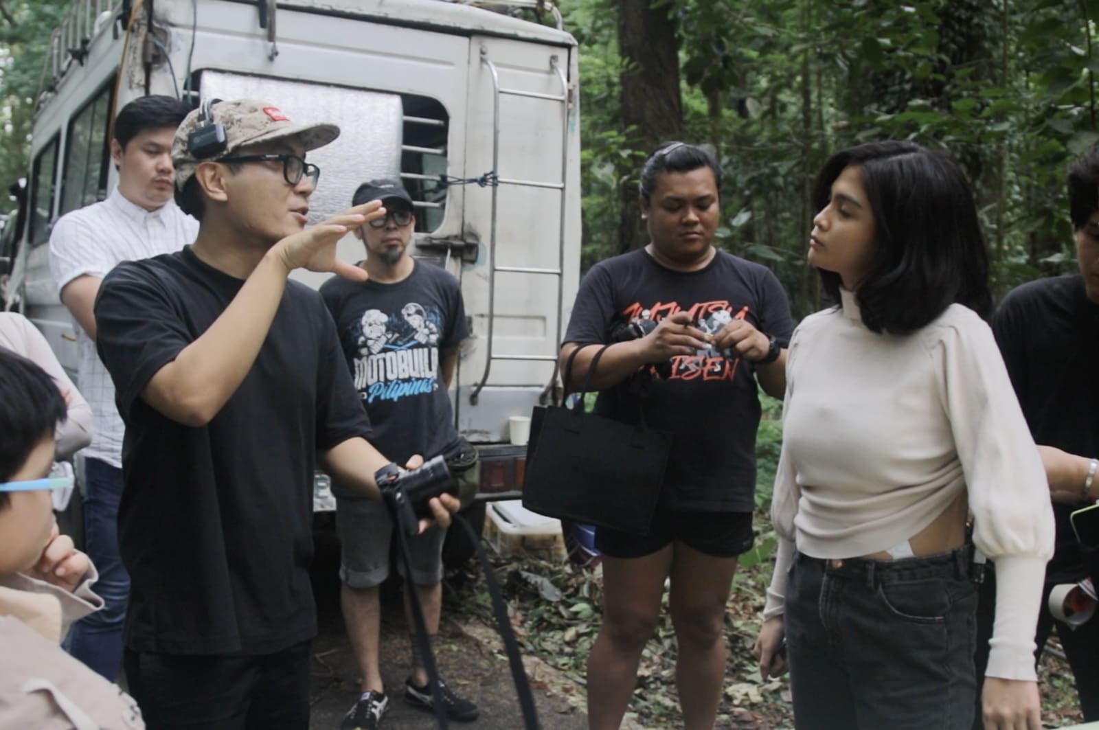 Mikhail Red and Heaven Peralejo on the set of Lilim.