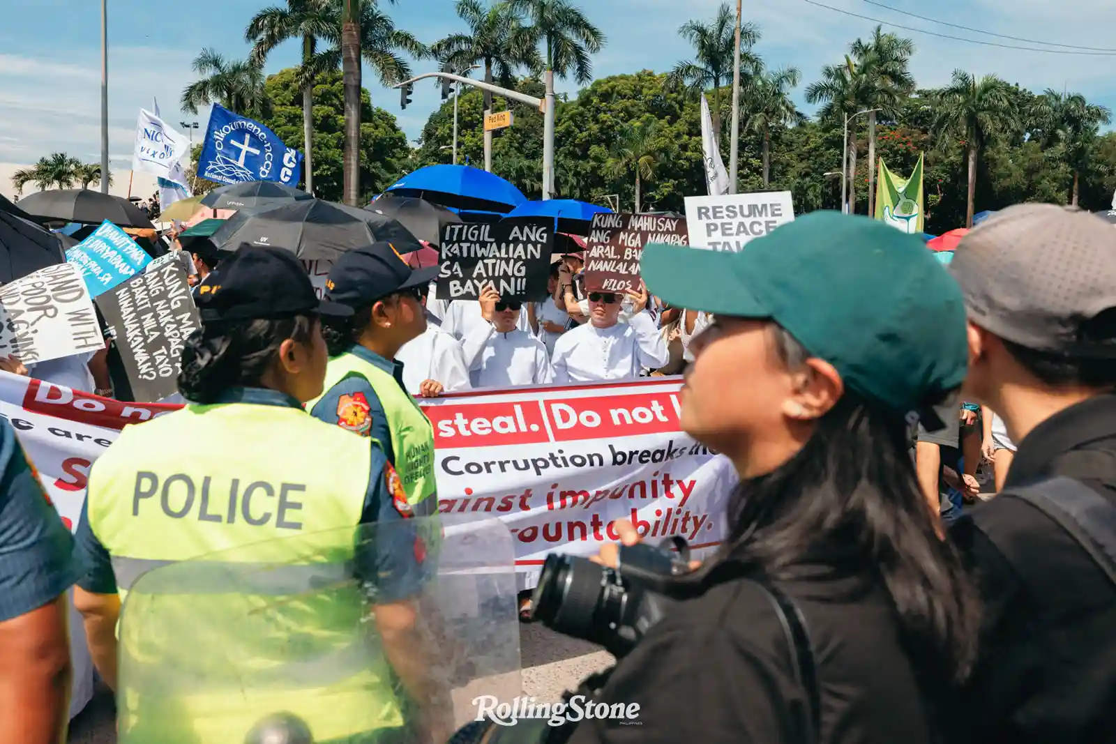 protesters with police at baha sa luneta rally